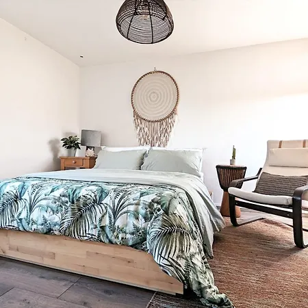 Riverside Apartment In Islington